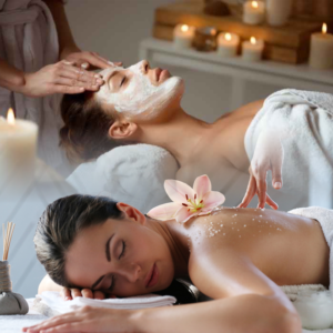Imagen de una persona relajándose mientras recibe una limpieza facial y masaje, una experiencia revitalizante y rejuvenecedora.
