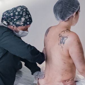 Paciente siendo atendida en MoldeArt Spa durante su postoperatorio