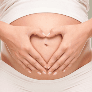 un vientre en Spa en Embarazo en Fusagasugá con las manos haciendo corazón en la barriga